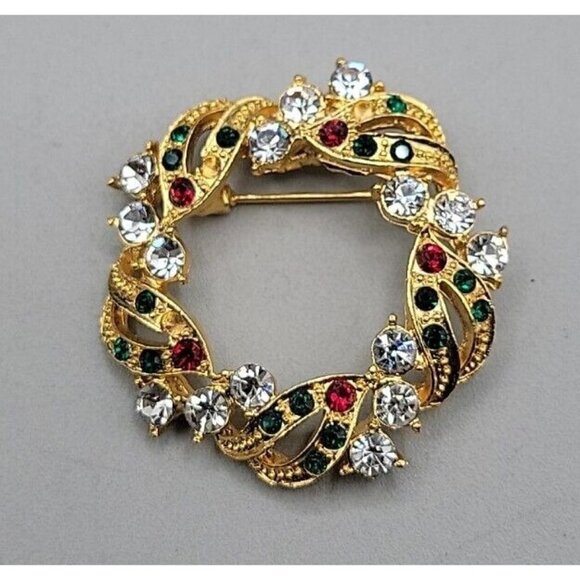 Vintage Christmas Wreath Brooch Pin Gold Tone Red Green Clear Rhinestones 1.5" - Picture 1 of 5